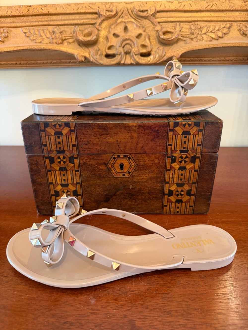 Valentino Garavani Rockstud PVC Jelly Thong Sandals Poudre EU 40 Like New Box - Picture 10 of 15